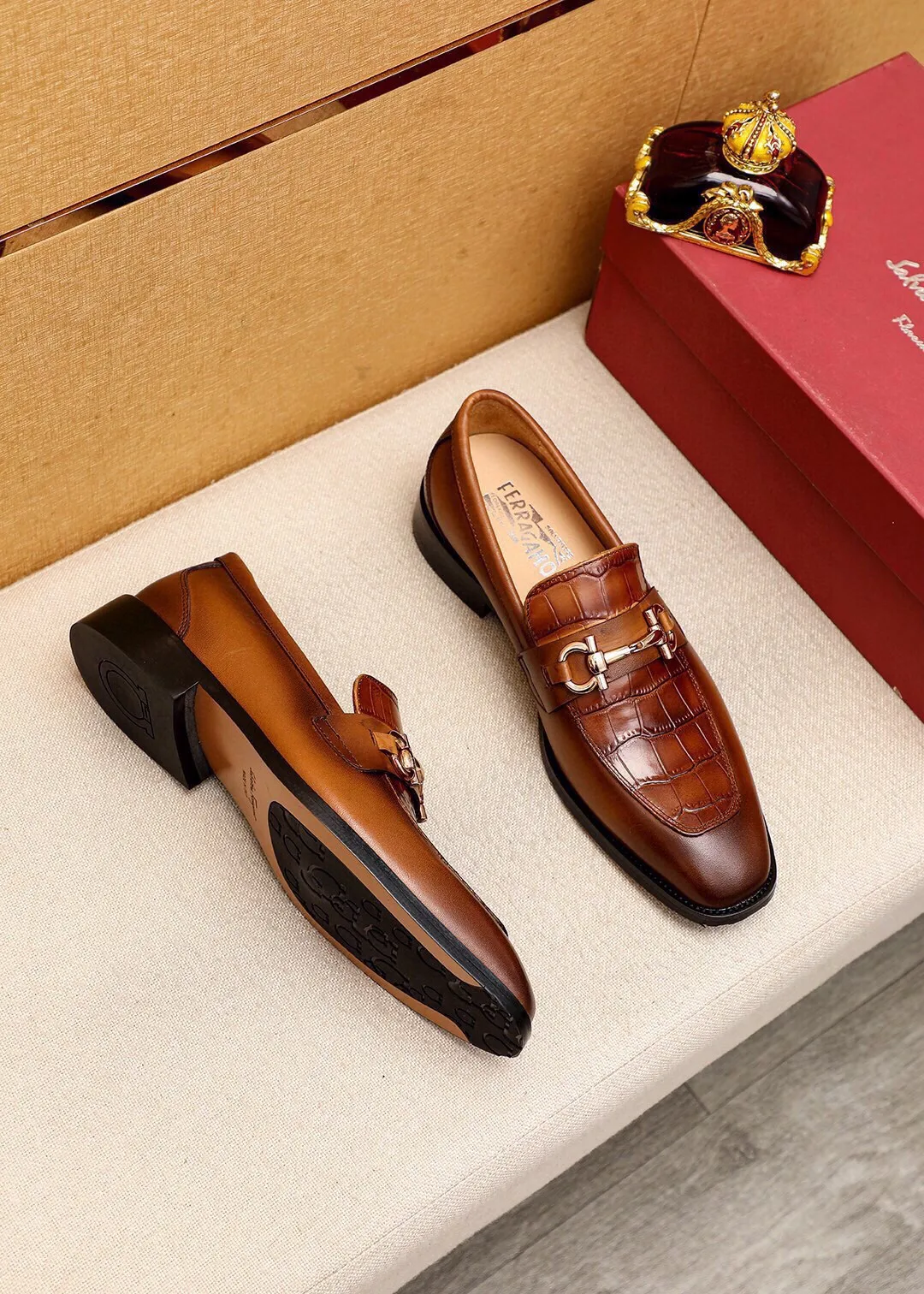 Men's shoes 💰460 💐 Product trademark: Ferragamo "Ferragamo" casual leather shoes Regular size: 38-44 (45.46.47🉑️Customized) Product materials: Selected imported first-layer calfskin embossed upper + luxury hardware buckle, imported water-dyed cow leather lining. Strong three-dimensional visual effect, original outsole color: 2 colors available